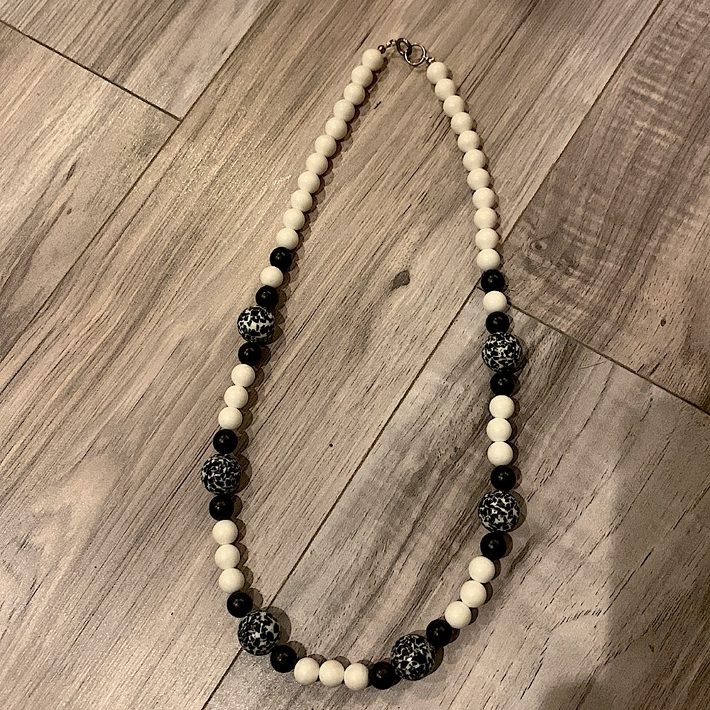 White Necklace with beautiful mosaic look🌷